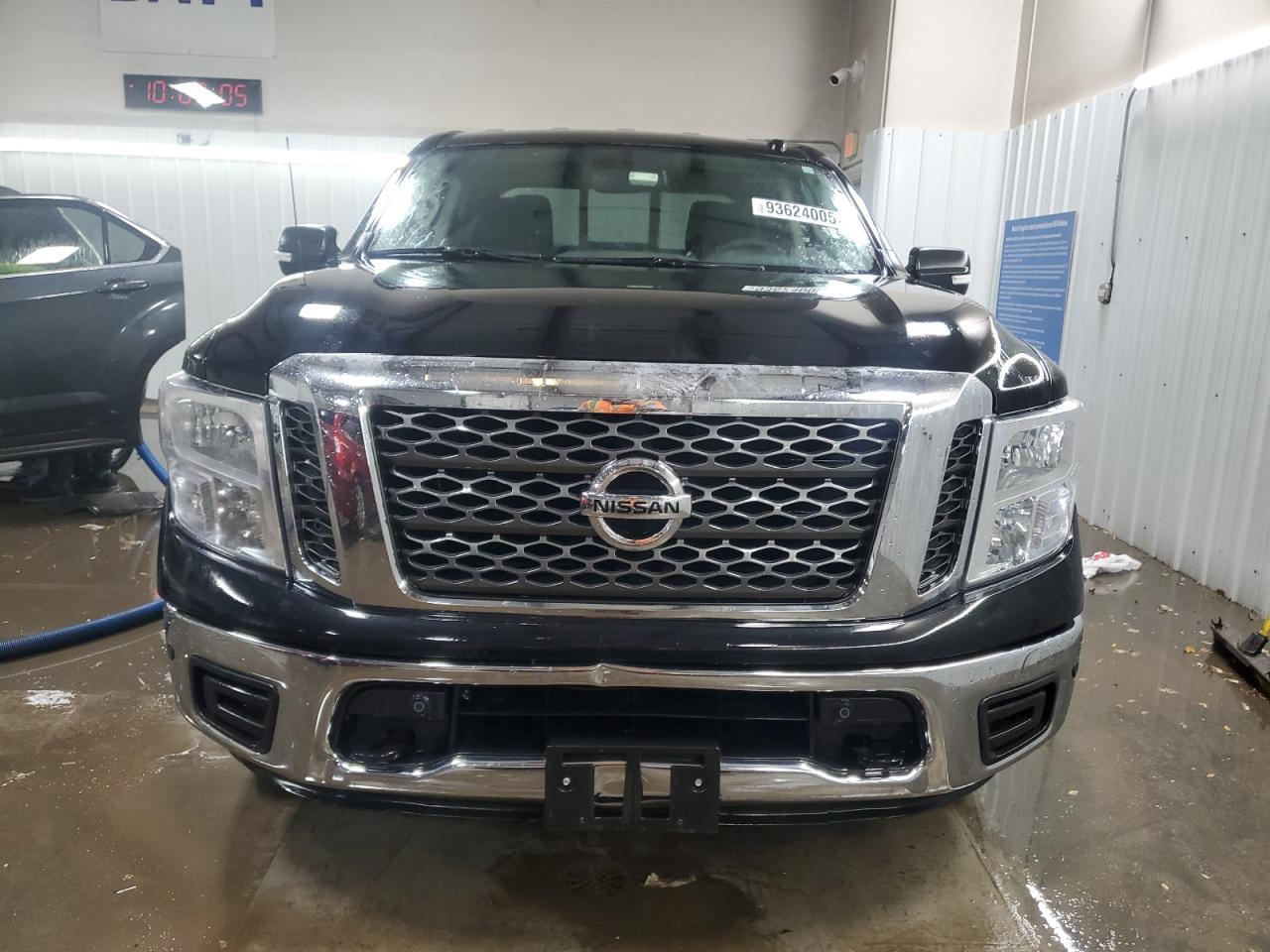 2018 Nissan Titan Sv - Image 5