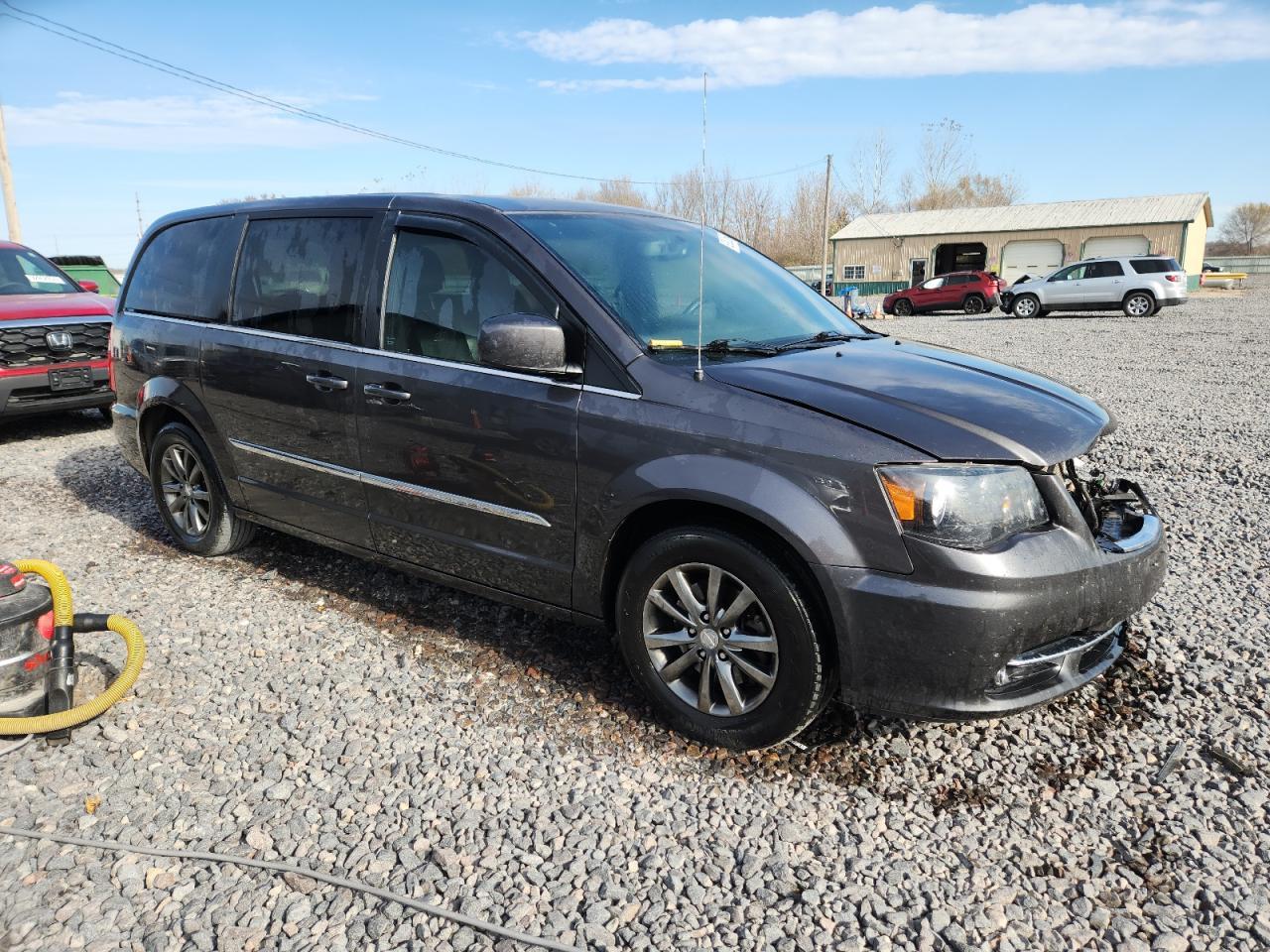2015 Chrysler Town & Country S - Фото 4