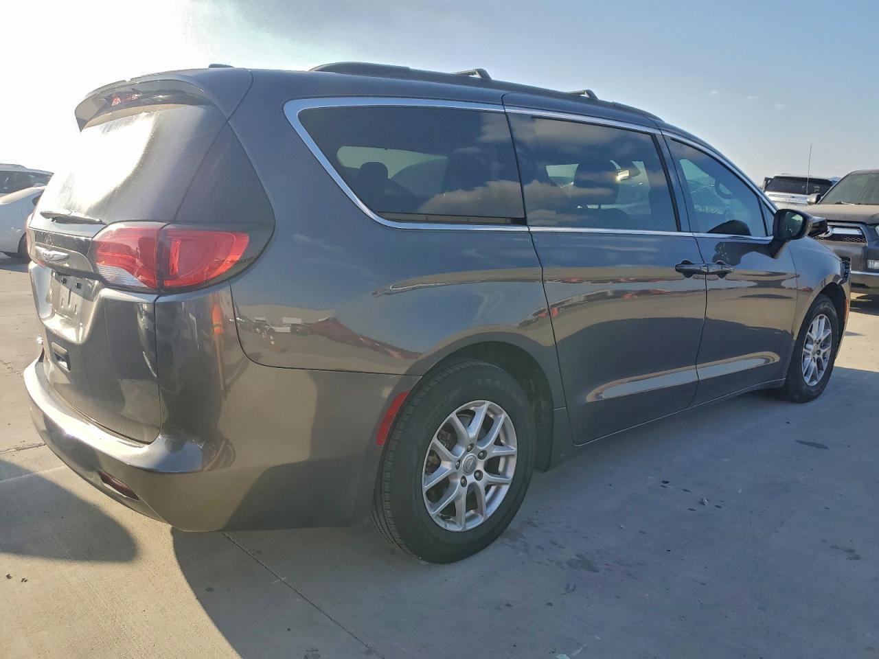 2020 Chrysler Voyager Lxi - Фото 3