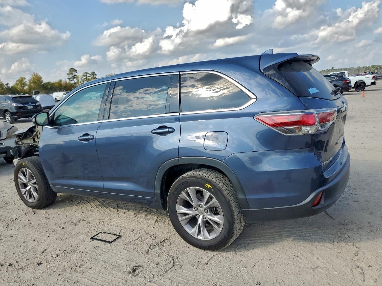 2014 Toyota Highlander Le - Image 2