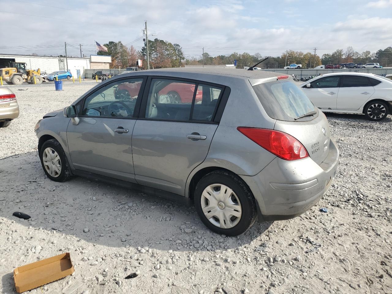2010 Nissan Versa S - Фото 2
