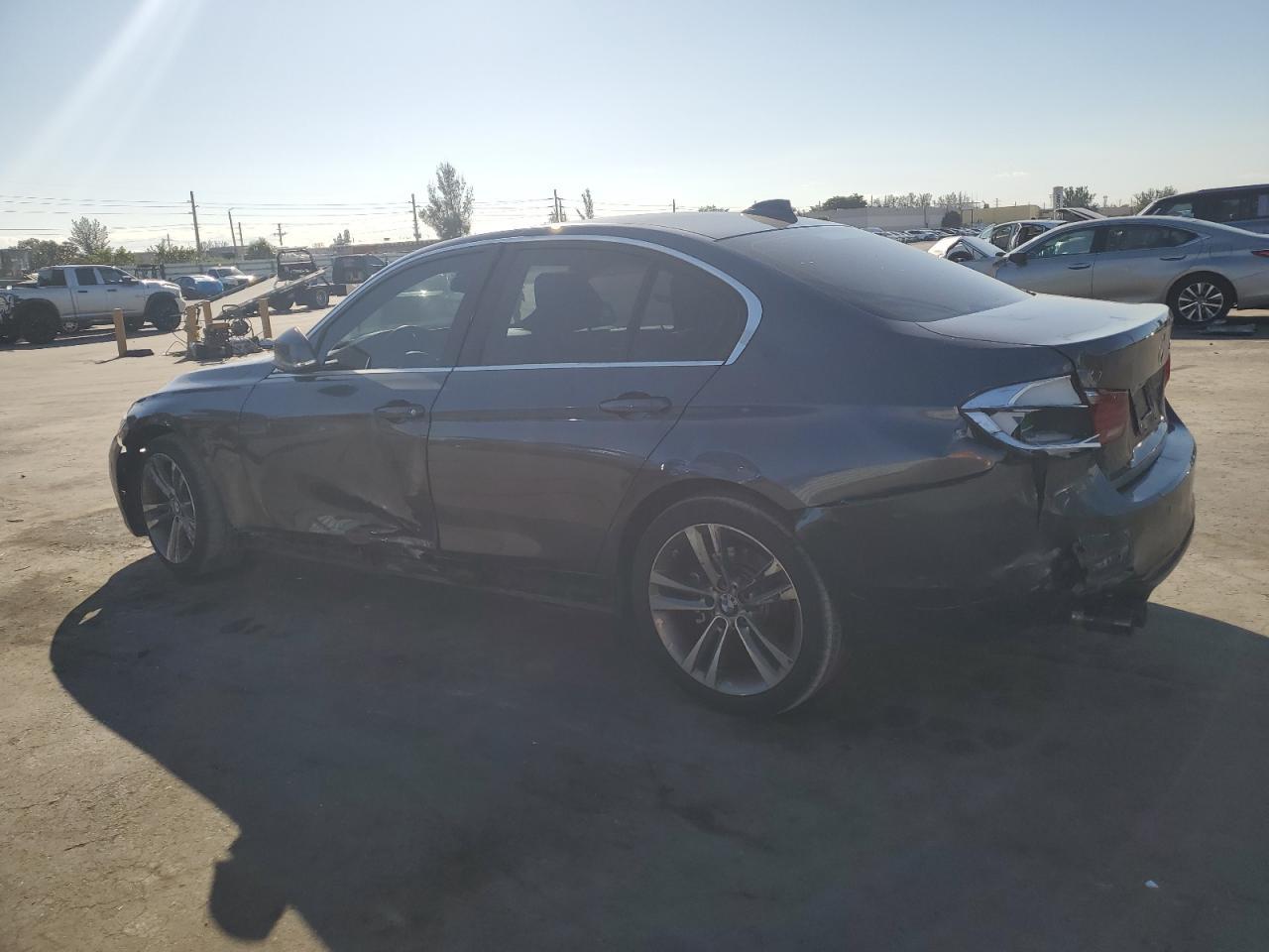 2017 BMW 330 I - Фото 2