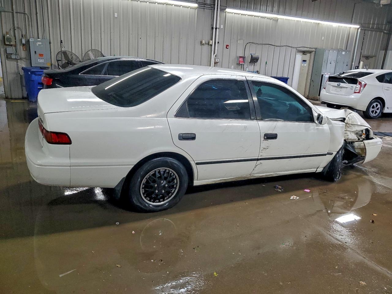 1999 Toyota Camry Le - Фото 3