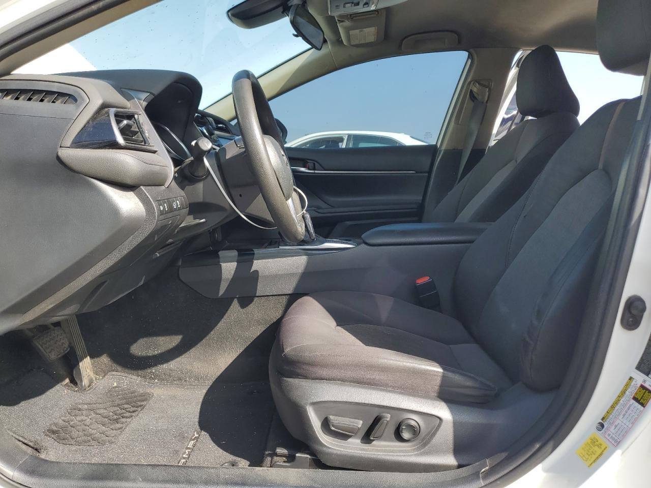 2020 Toyota Camry Le - Фото 7