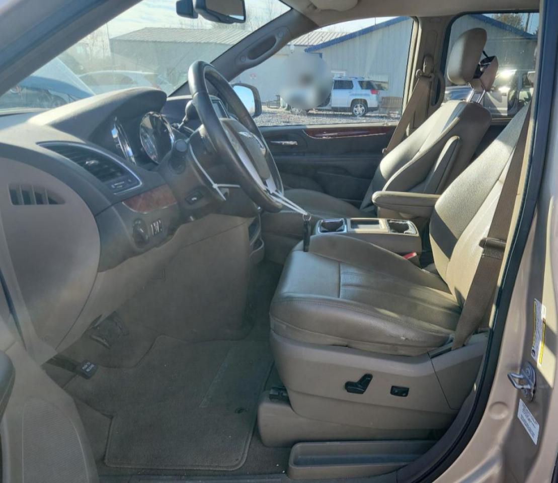 2014 Chrysler Town & Country Touring L - Image 7