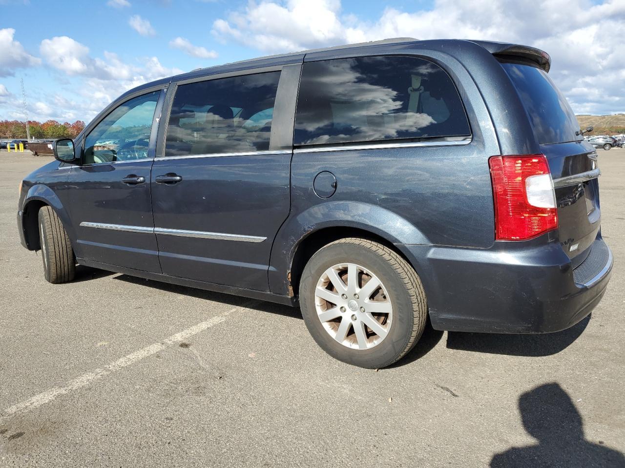 2013 Chrysler Town And C - Фото 2