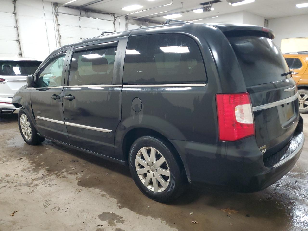 2016 Chrysler Town & Country Touring - Фото 2