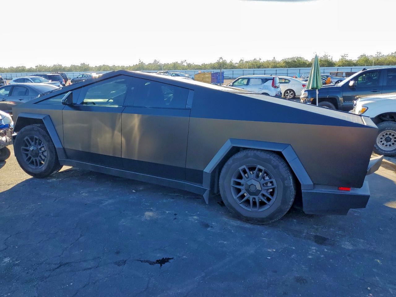 2025 Tesla Cybertruck - Image 2