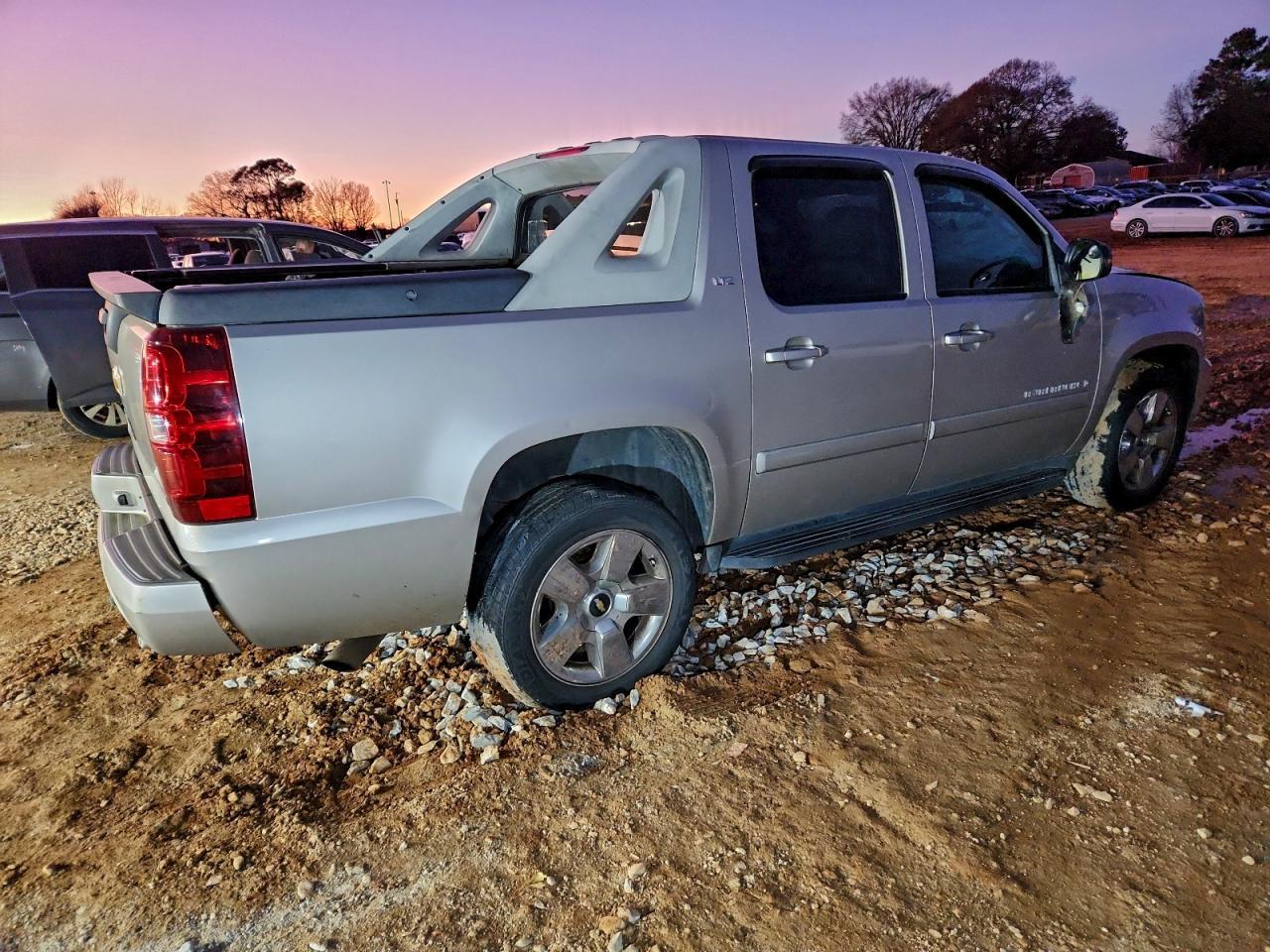 2007 Chevrolet Avalanche C1500 - Image 3
