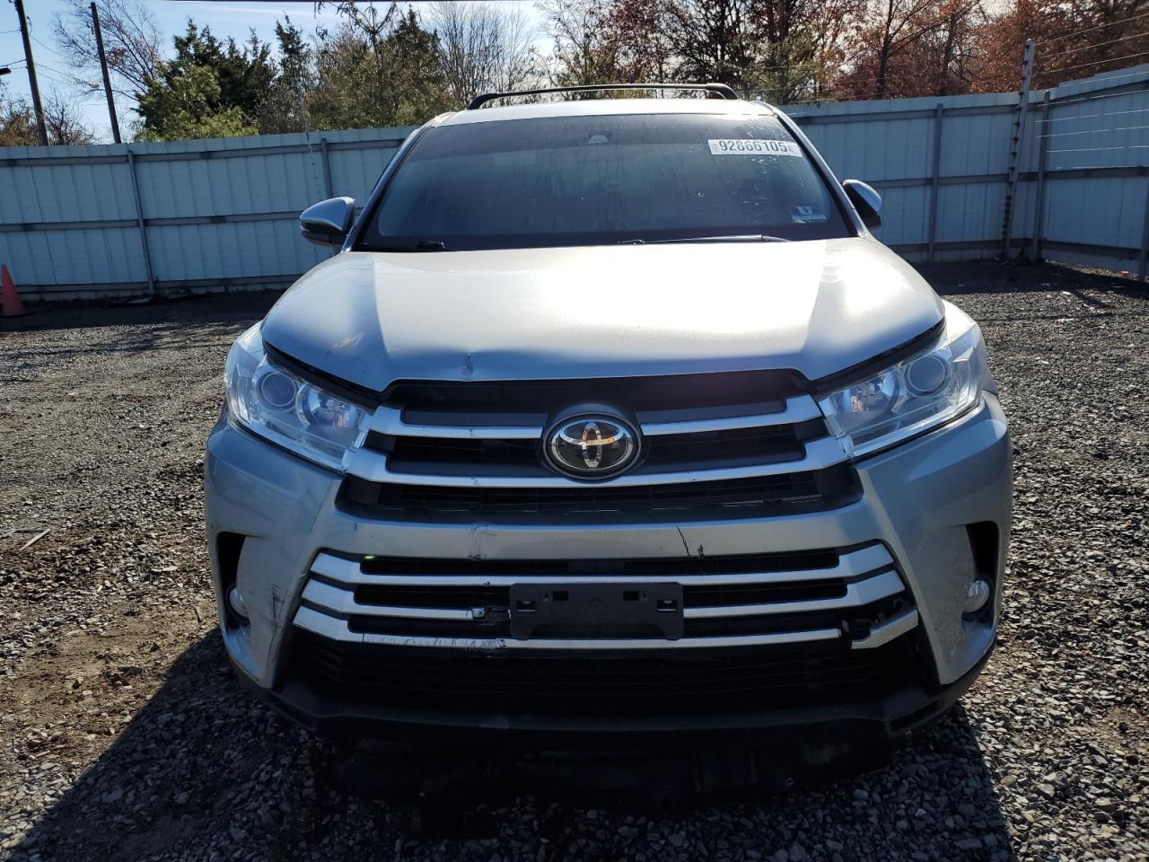 2017 Toyota Highlander Le - Фото 5