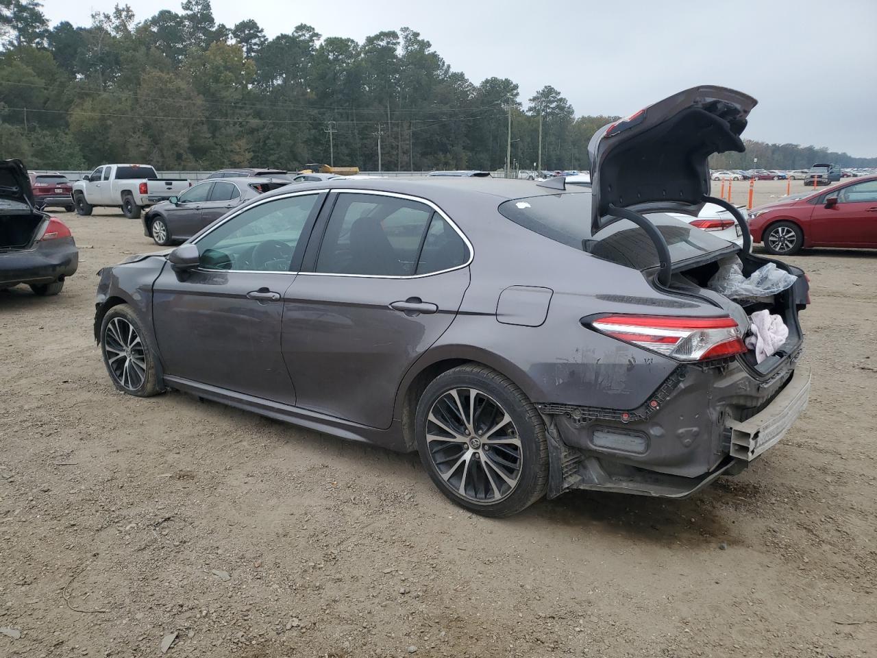2020 Toyota Camry Se - Фото 2