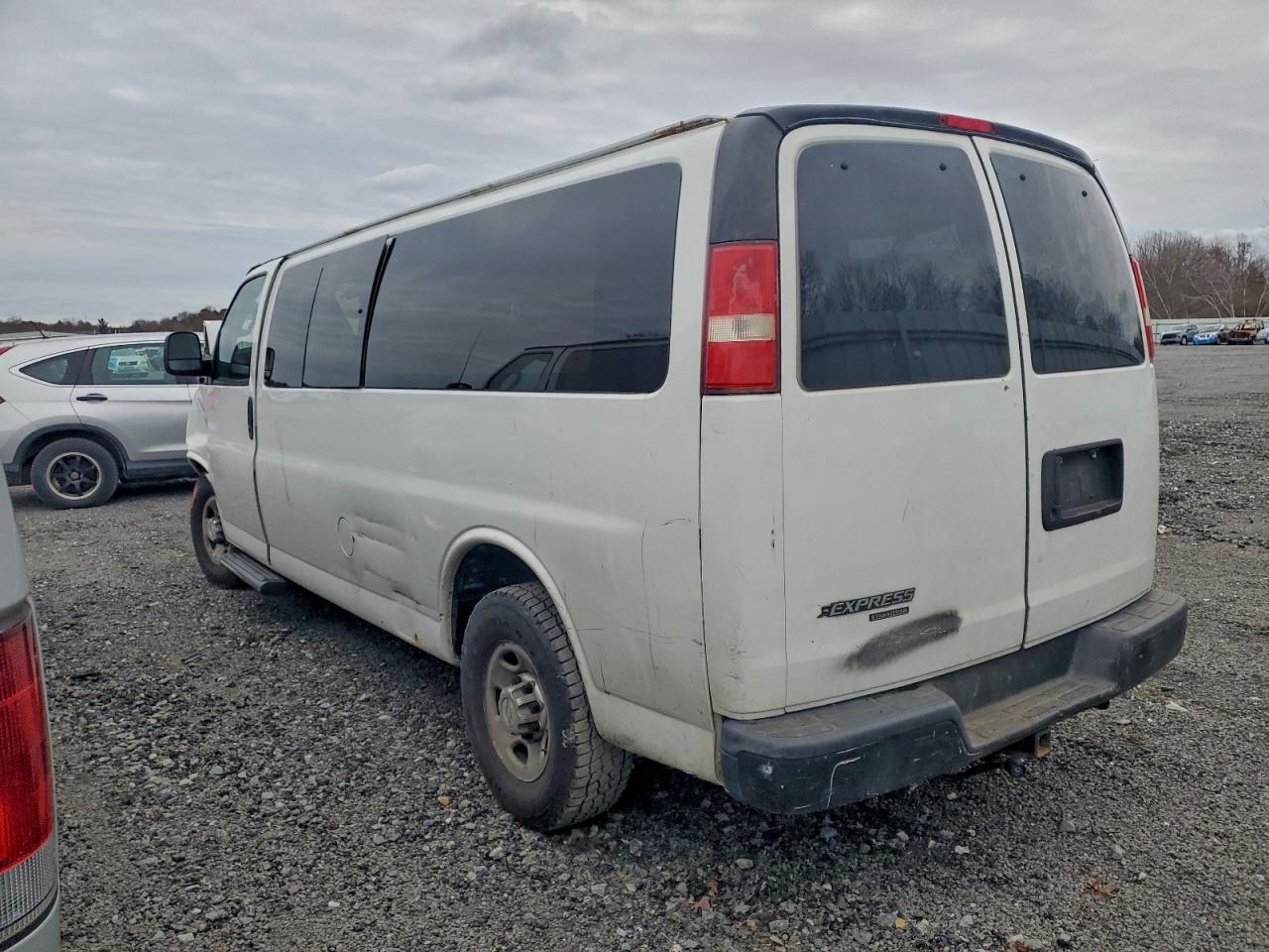2016 Chevrolet Express G3500 Ls - Фото 2
