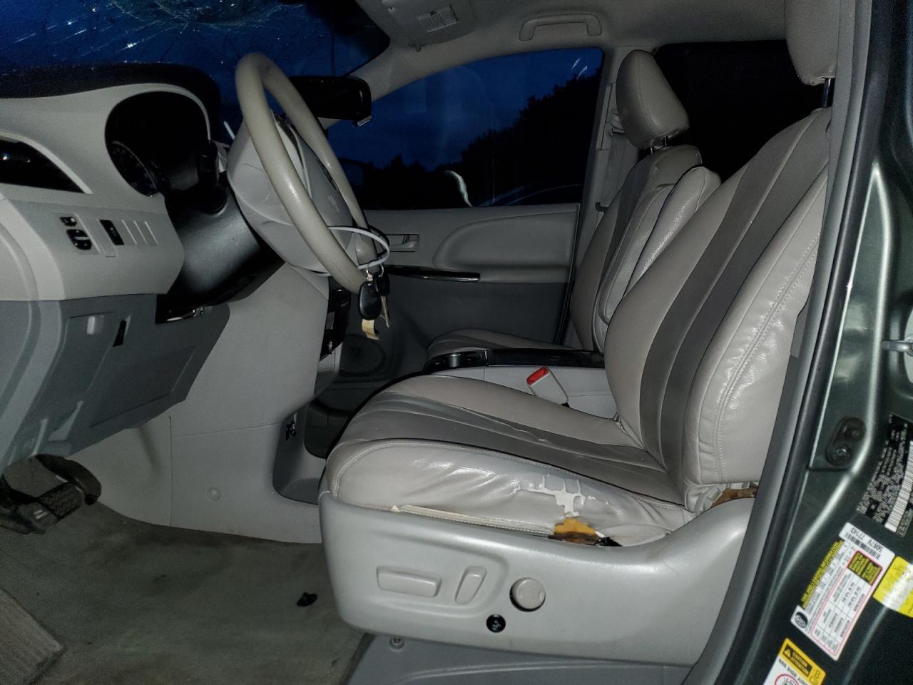 2014 Toyota Sienna Le 7-Passenger - Image 7