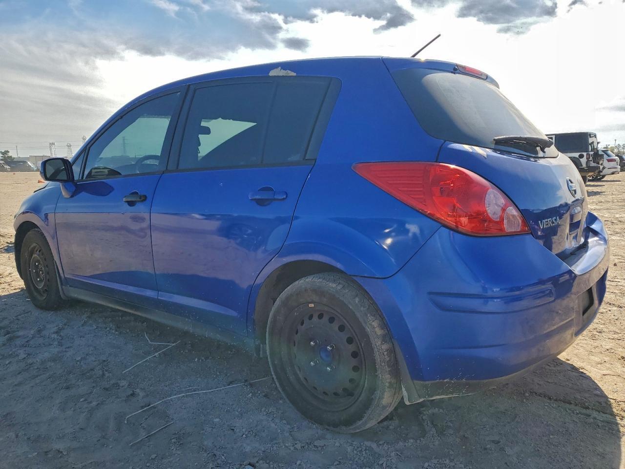 2011 Nissan Versa S - Фото 2