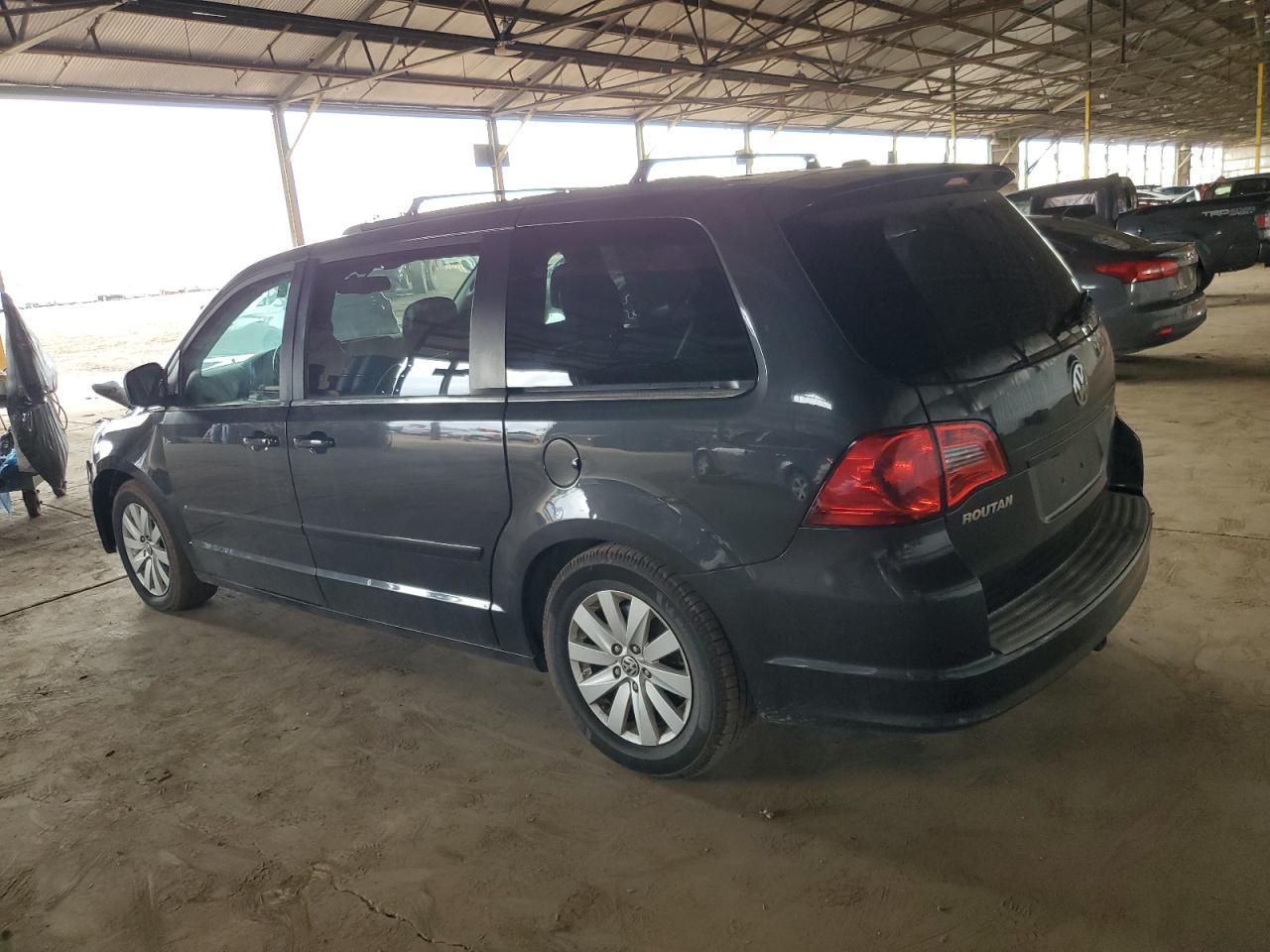 2012 Volkswagen Routan Sel - Image 2
