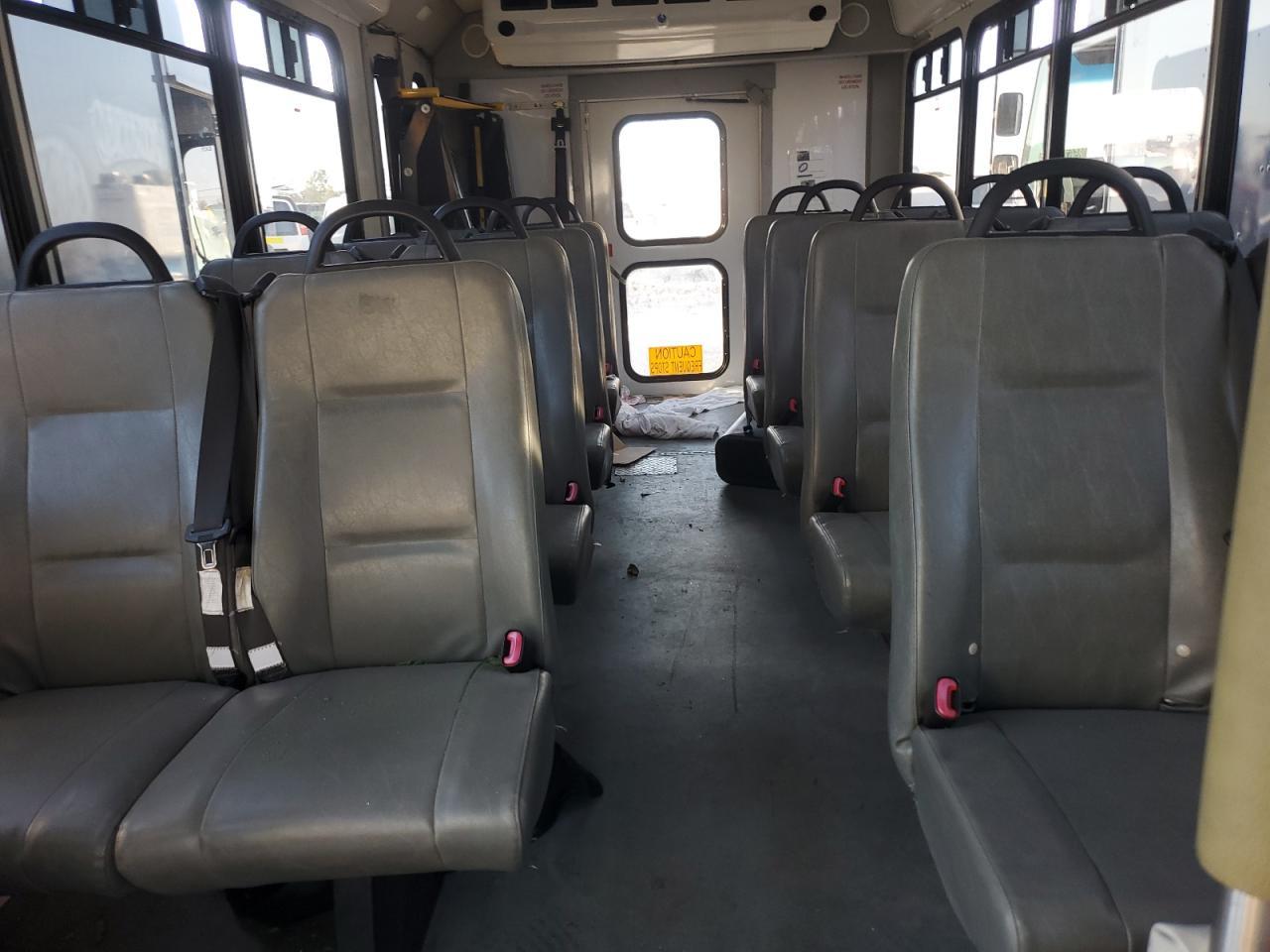 2016 Ford Econoline E450 Super Duty Cutaway Van - Фото 6