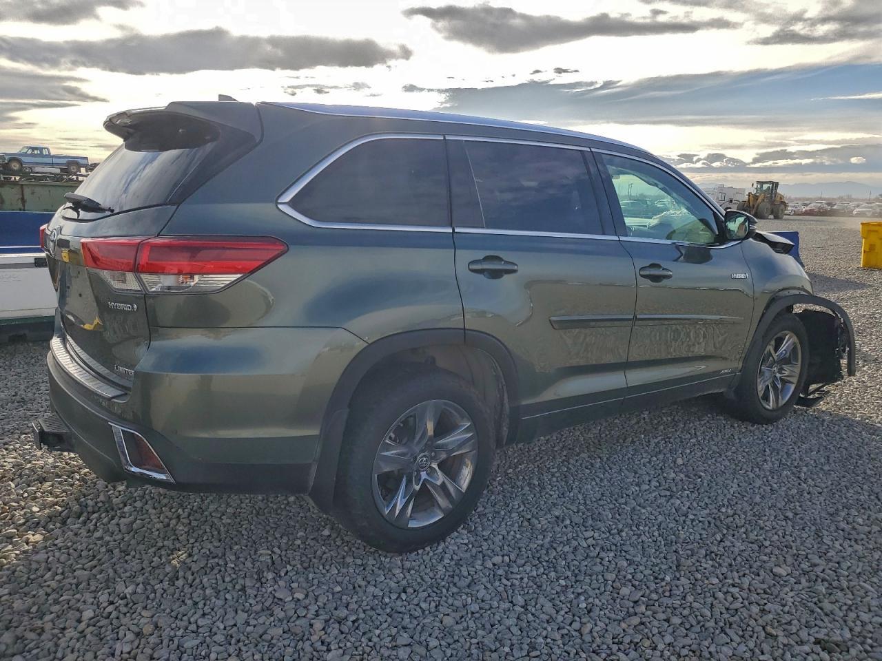 2019 Toyota Highlander Hybrid Limited - Image 3