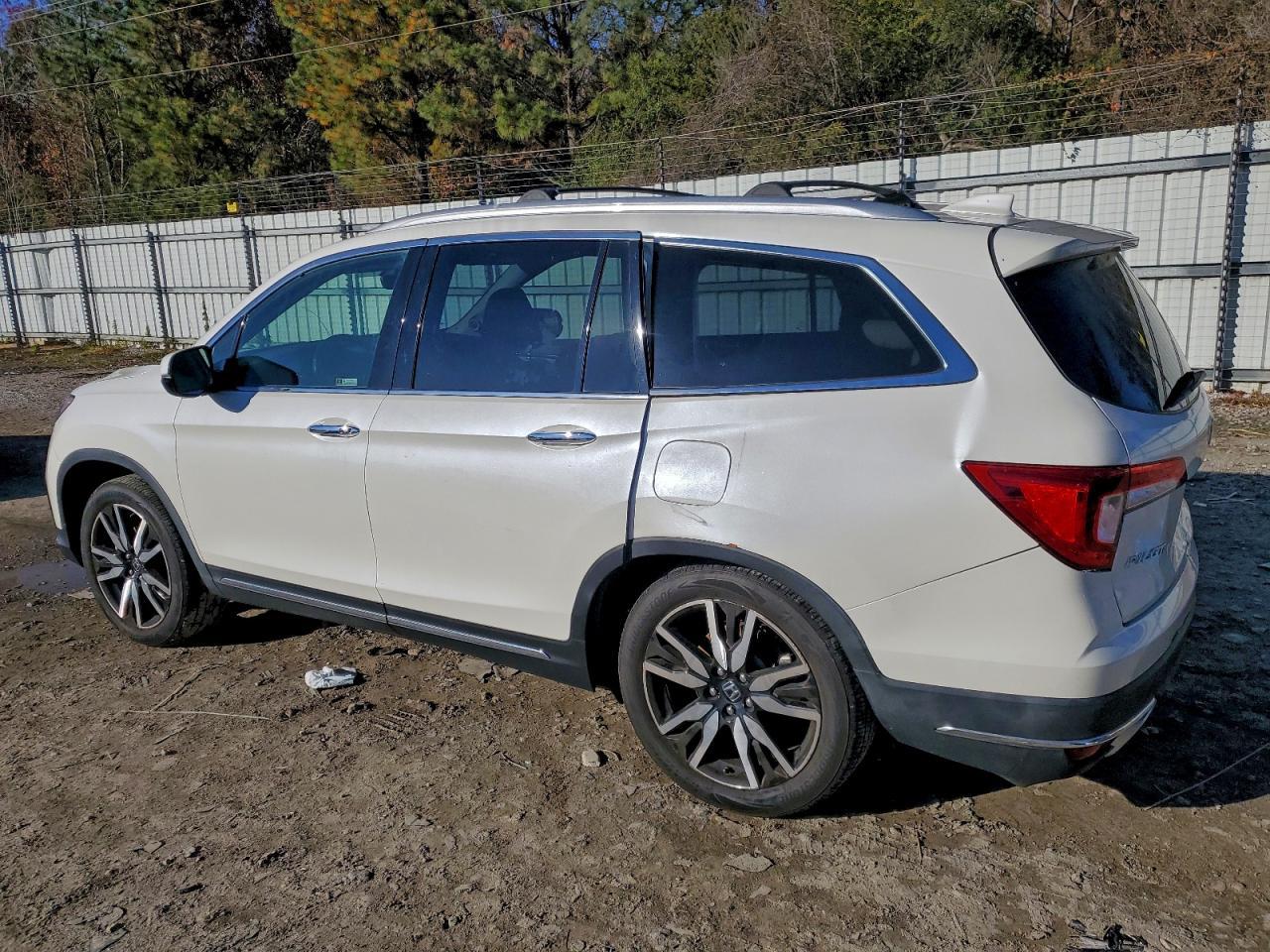 2019 Honda Pilot Elite - Image 2