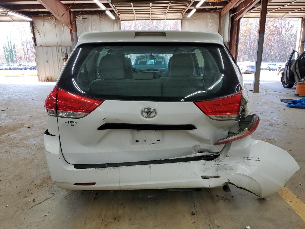 2013 Toyota Sienna - Фото 6