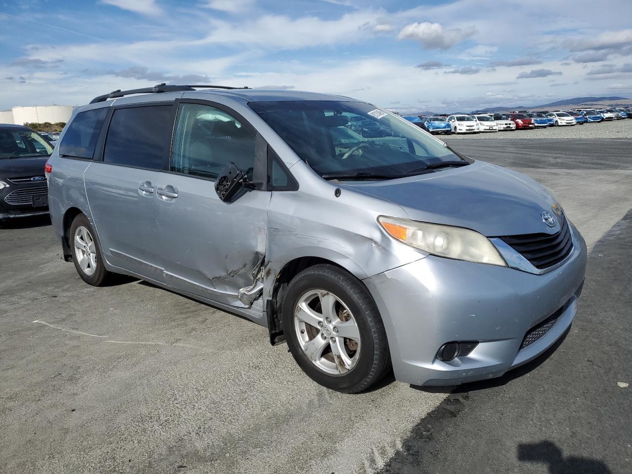 2014 Toyota Sienna Le 8-Passenger - Фото 4