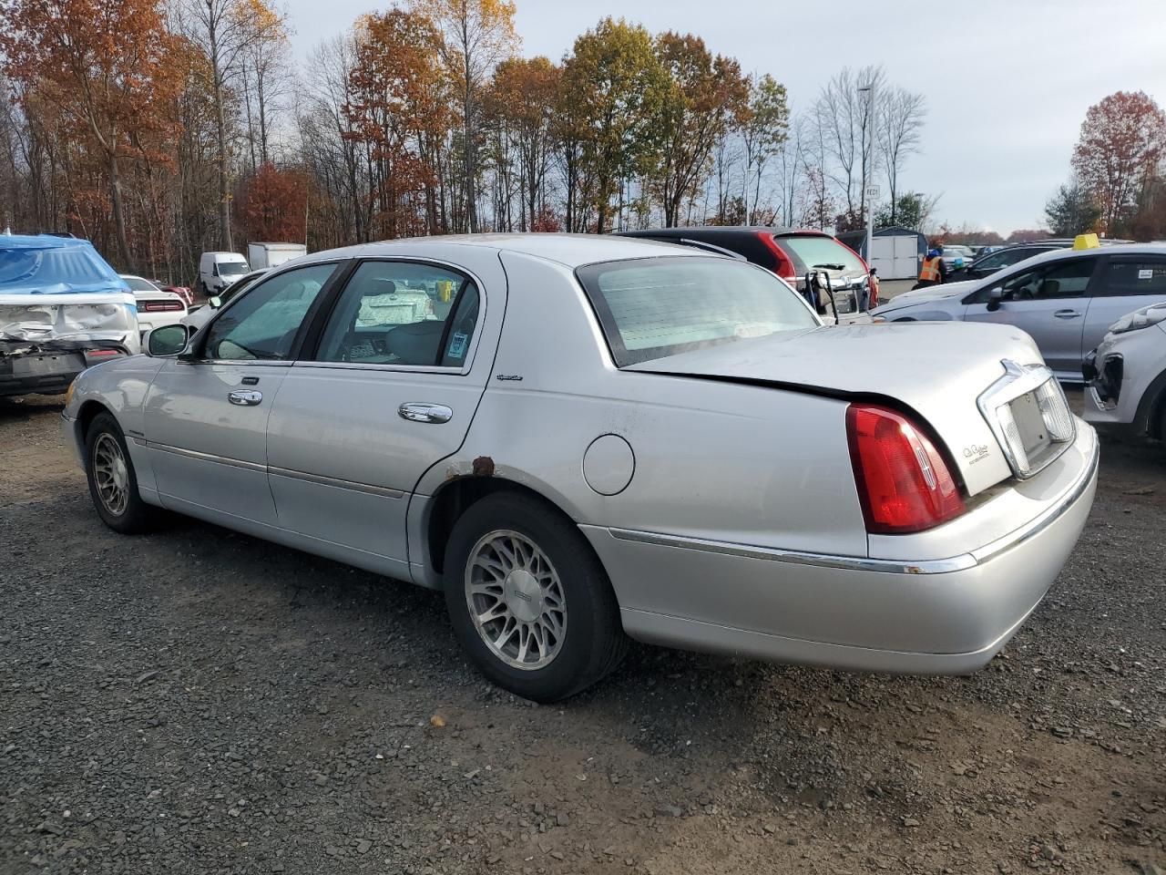 2001 Lincoln Town Car Signature - Image 2