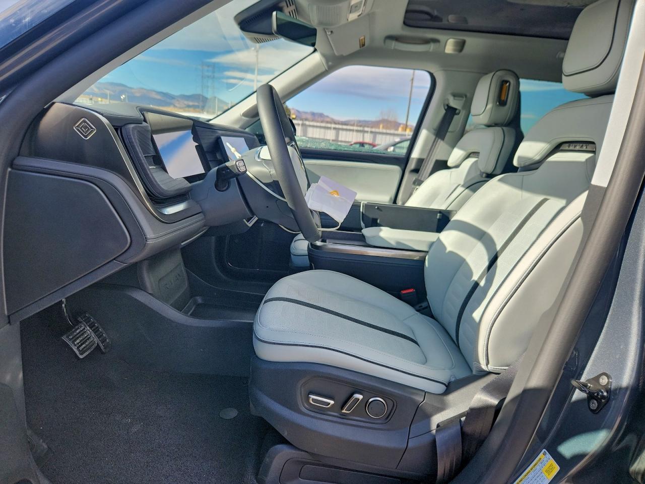 2025 Rivian R1S Adventure - Фото 7