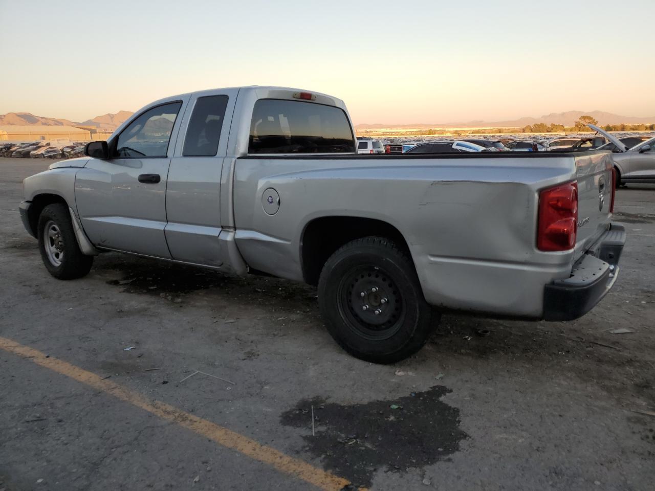 2005 Dodge Dakota St - Image 2