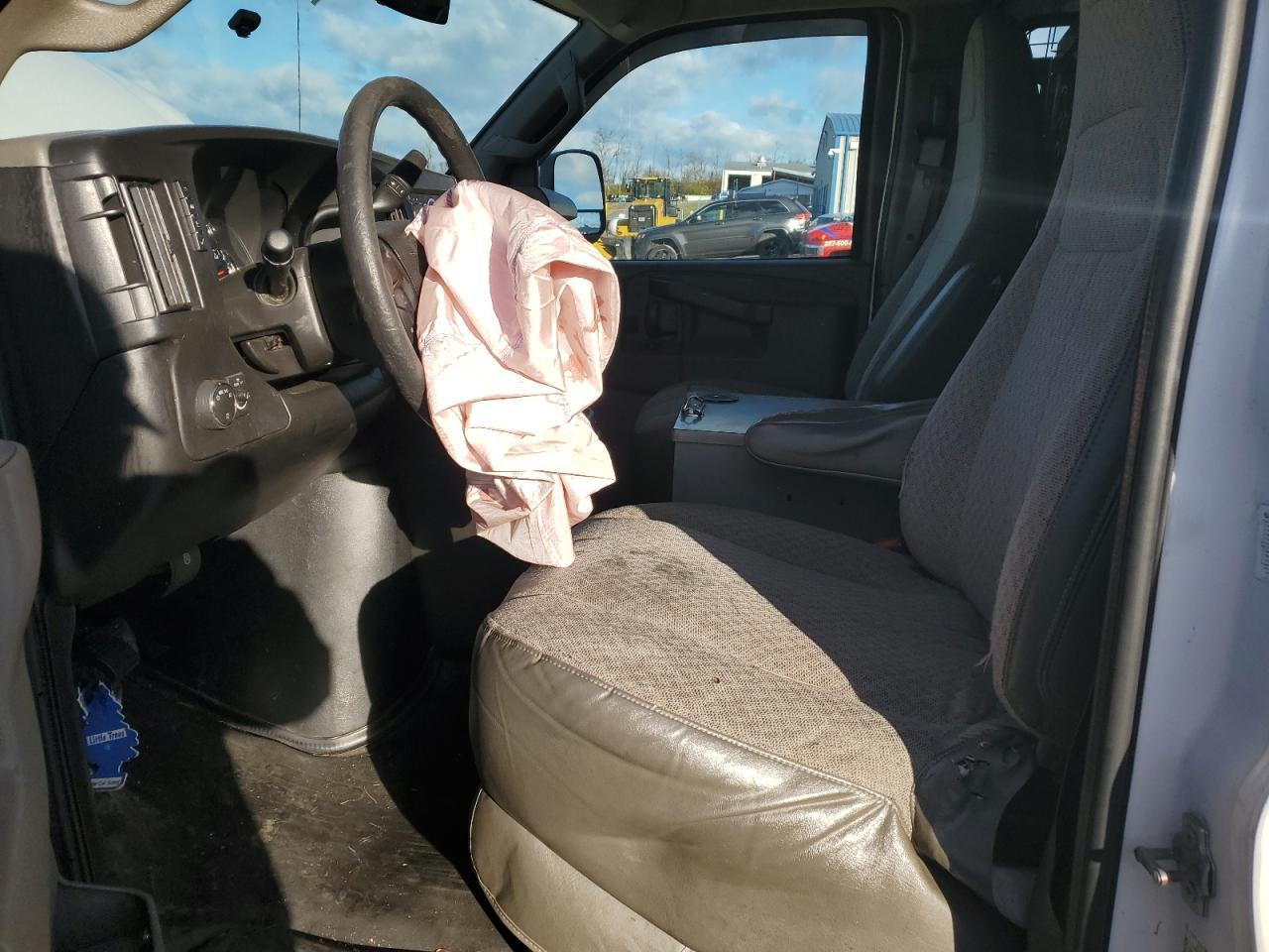 2016 Chevrolet Express G2500 Utility / Service Van - Фото 7