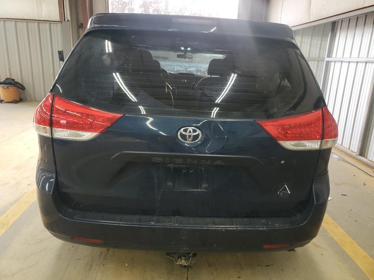 2011 Toyota Sienna - Image 6