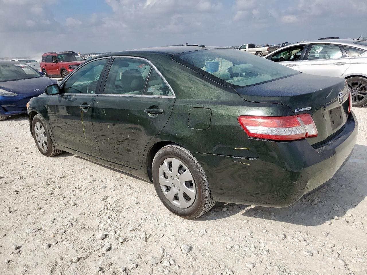 2011 Toyota Camry Base - Фото 2