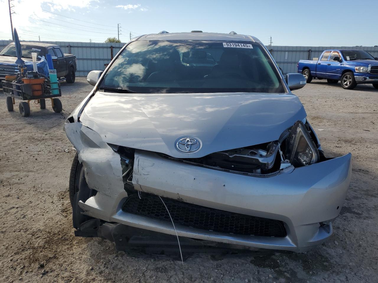 2017 Toyota Sienna Xle 8-Passenger - Фото 5