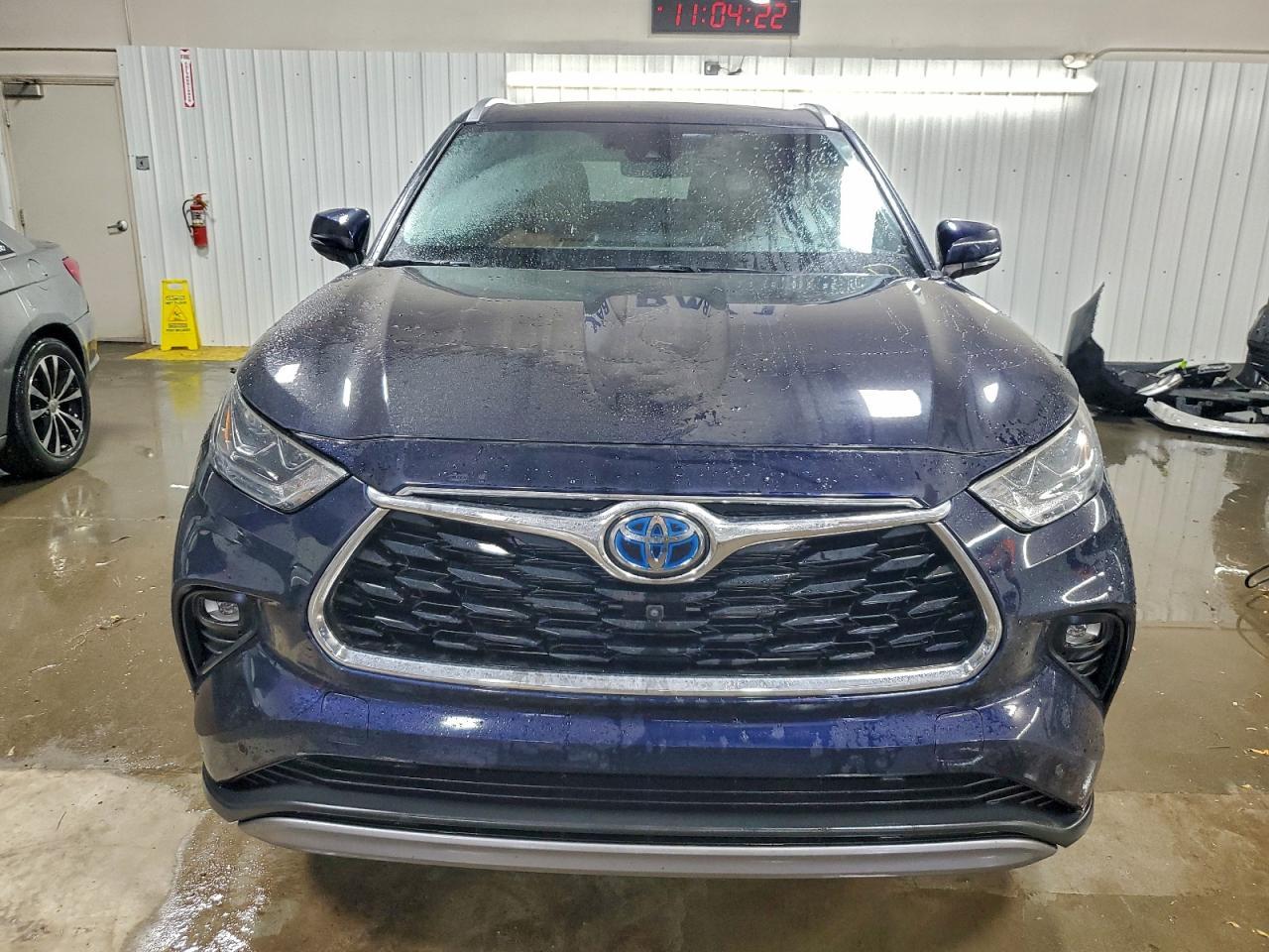 2022 Toyota Highlander Hybrid Platinum - Image 5