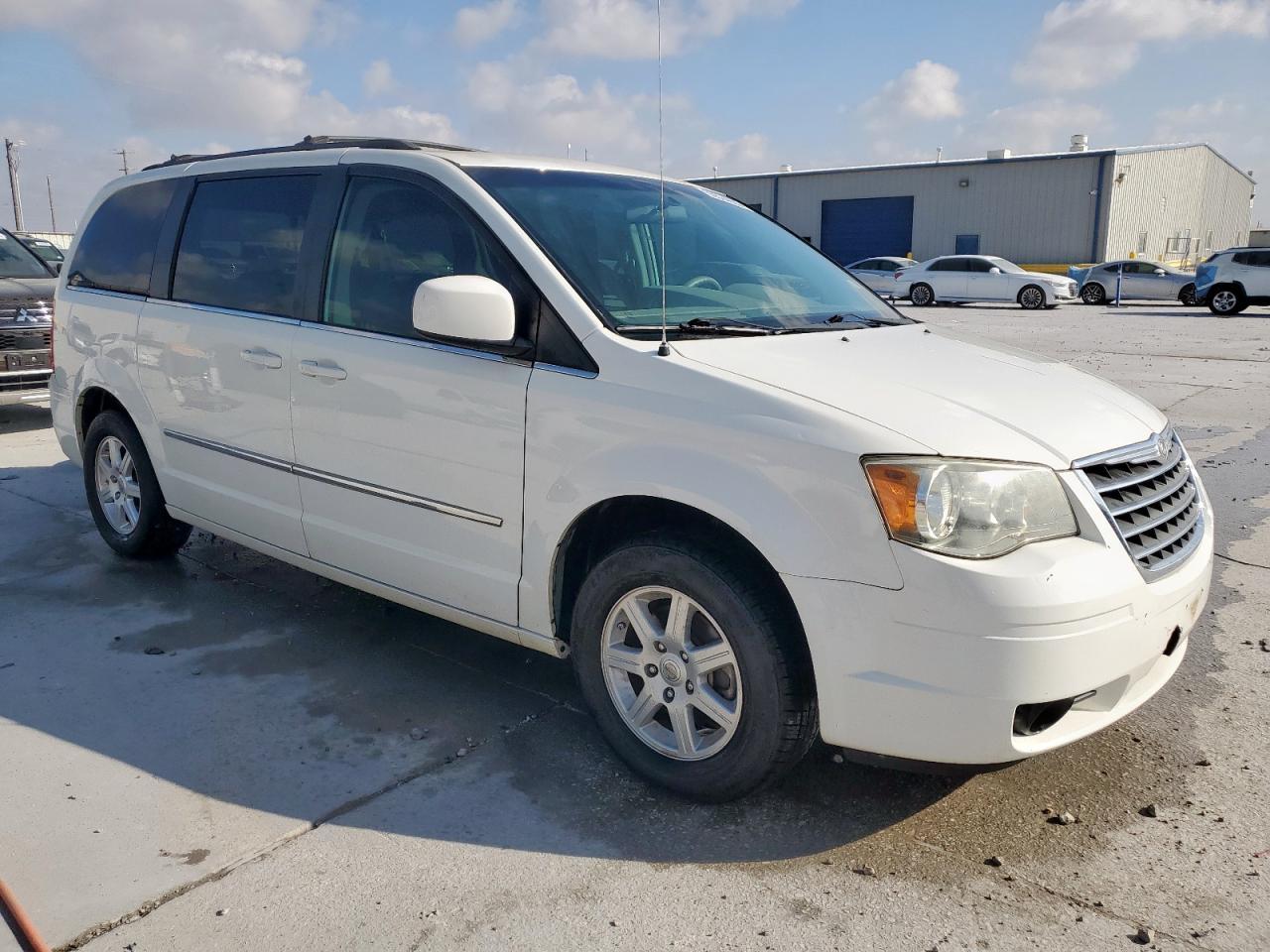 2010 Chrysler Town & Country Touring - Фото 4