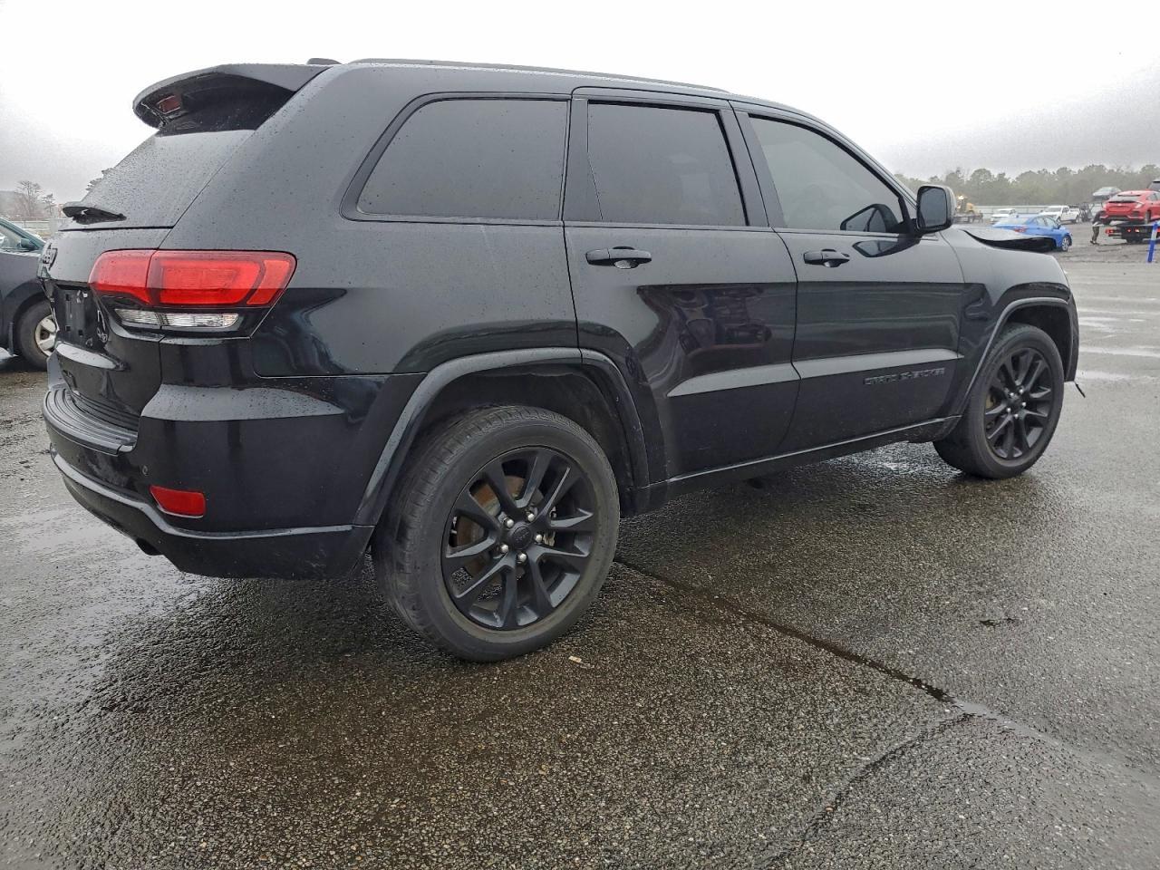 2019 Jeep Grand Cherokee Laredo - Image 3