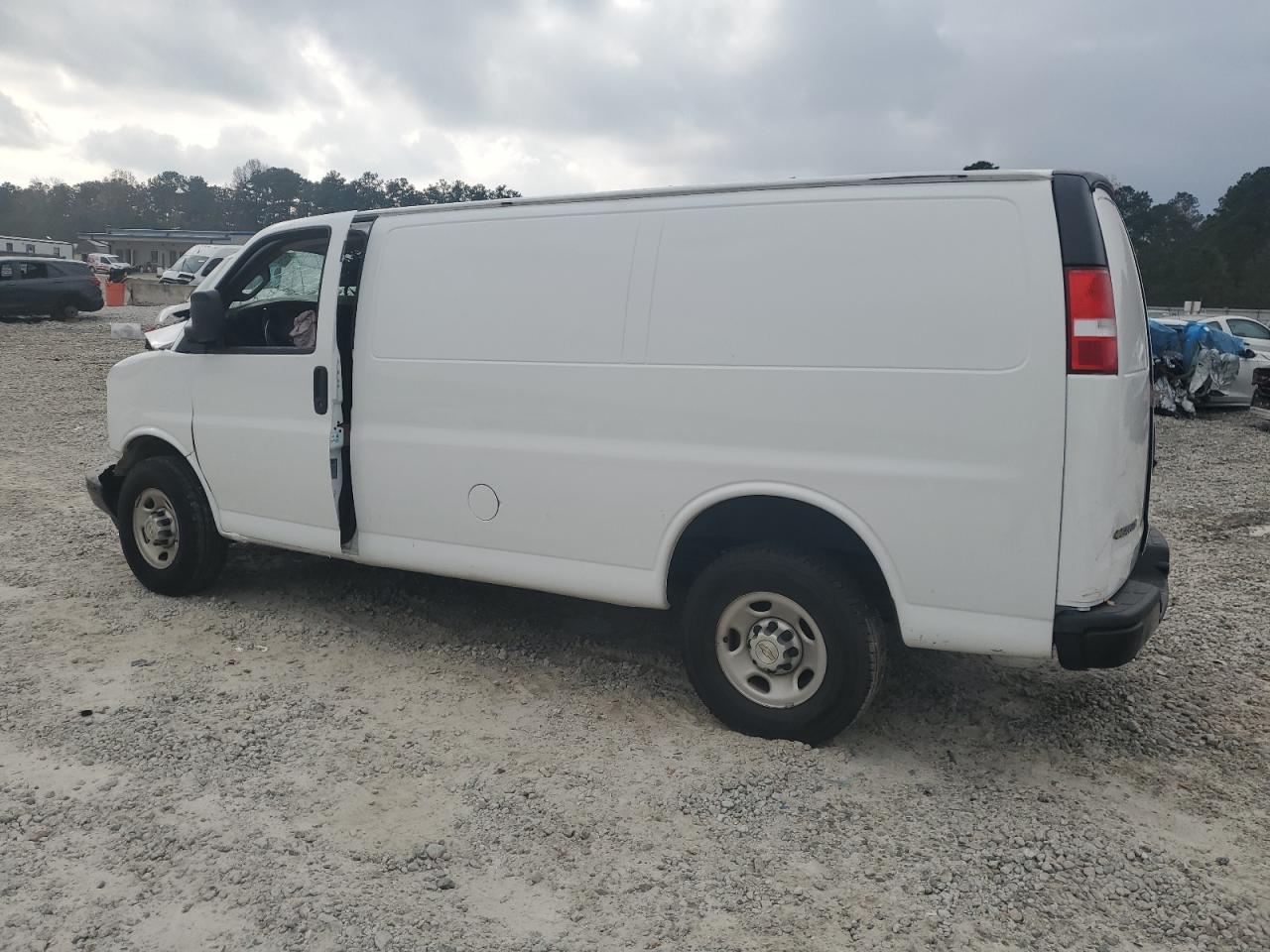 2024 Chevrolet Express G2500 - Фото 2