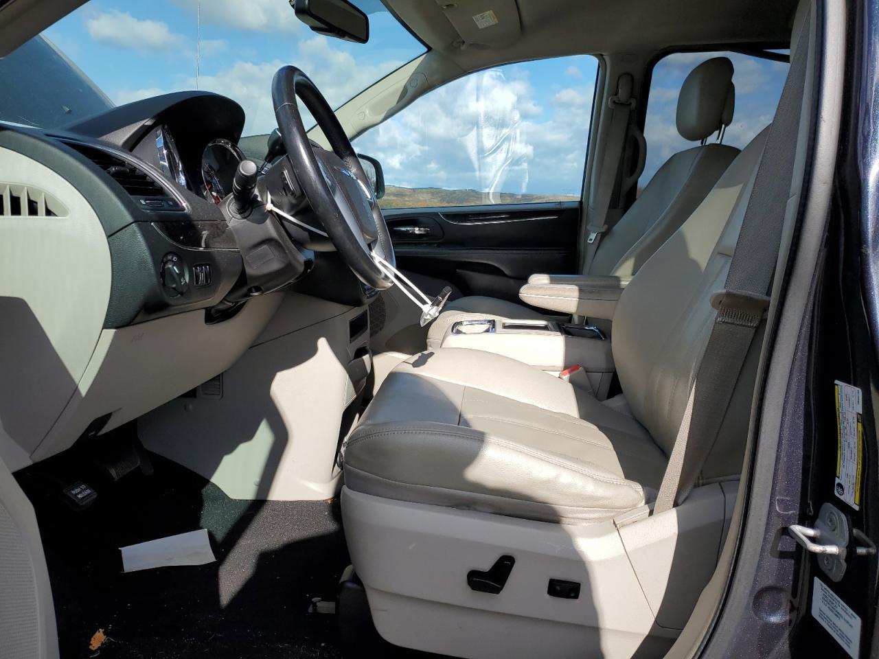 2013 Chrysler Town And C - Фото 7