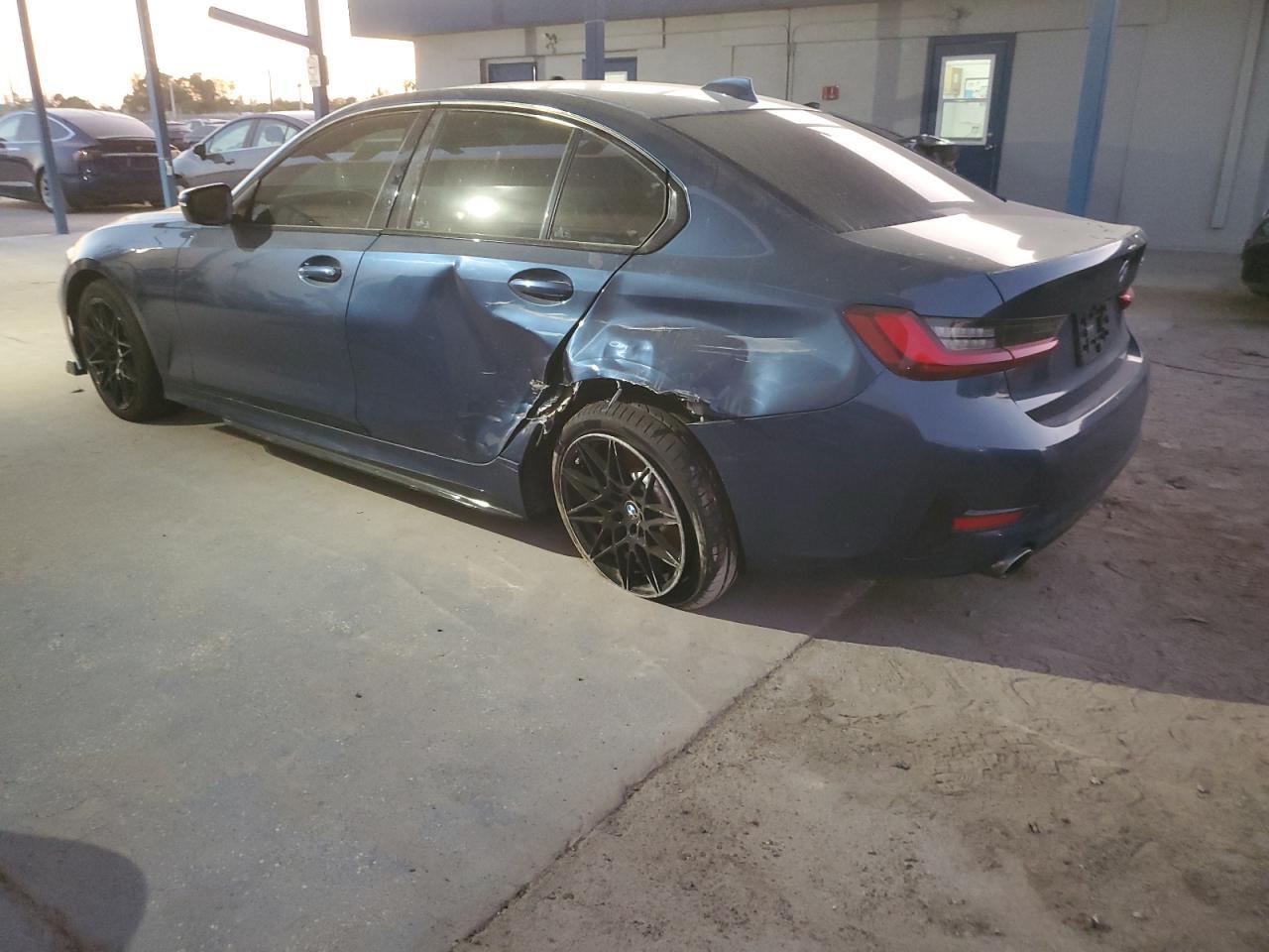 2022 BMW 330I - Фото 2