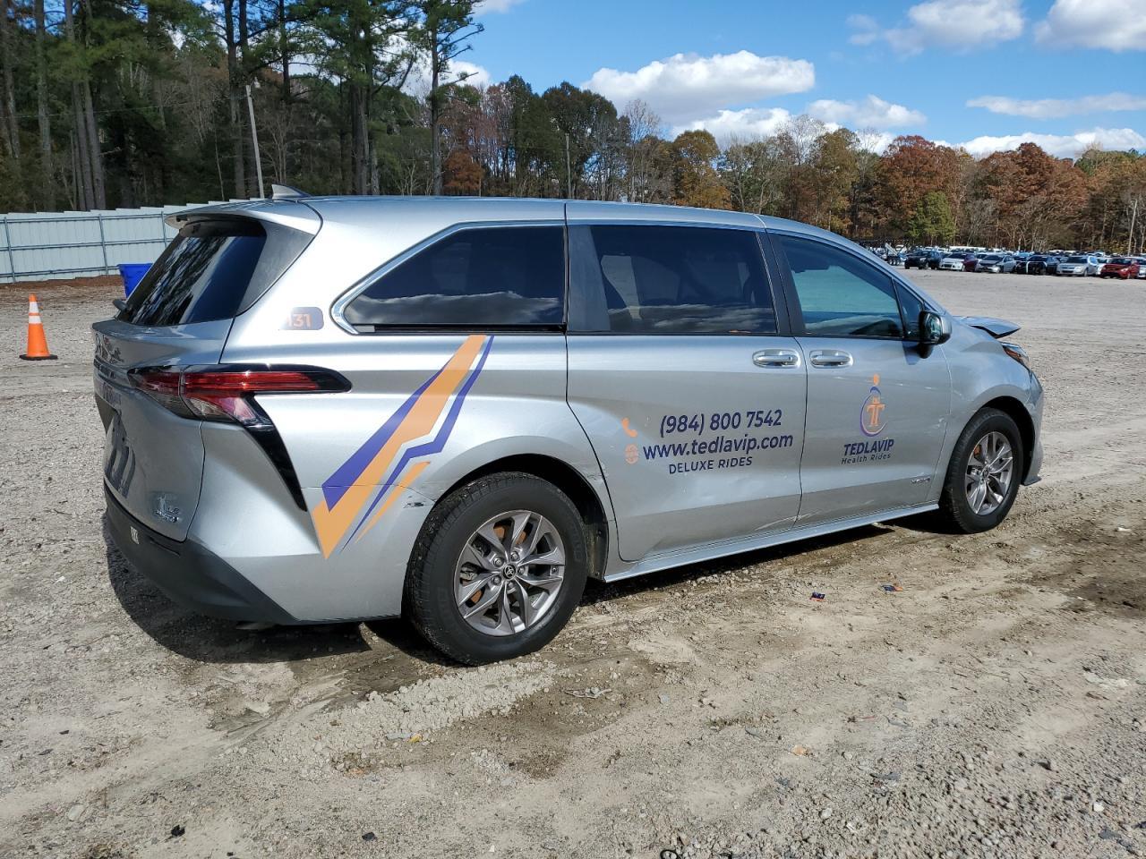 2021 Toyota Sienna Le - Фото 3