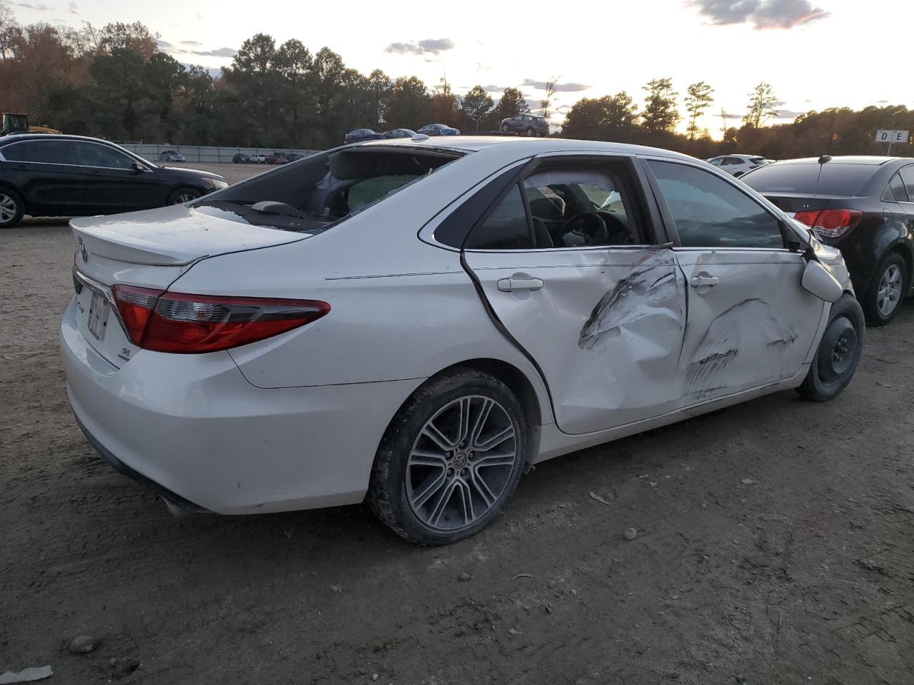 2016 Toyota Camry Le - Фото 3