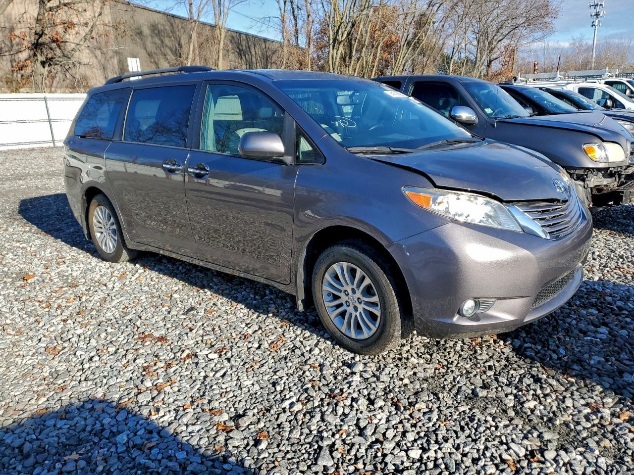 2017 Toyota Sienna Xle - Фото 4