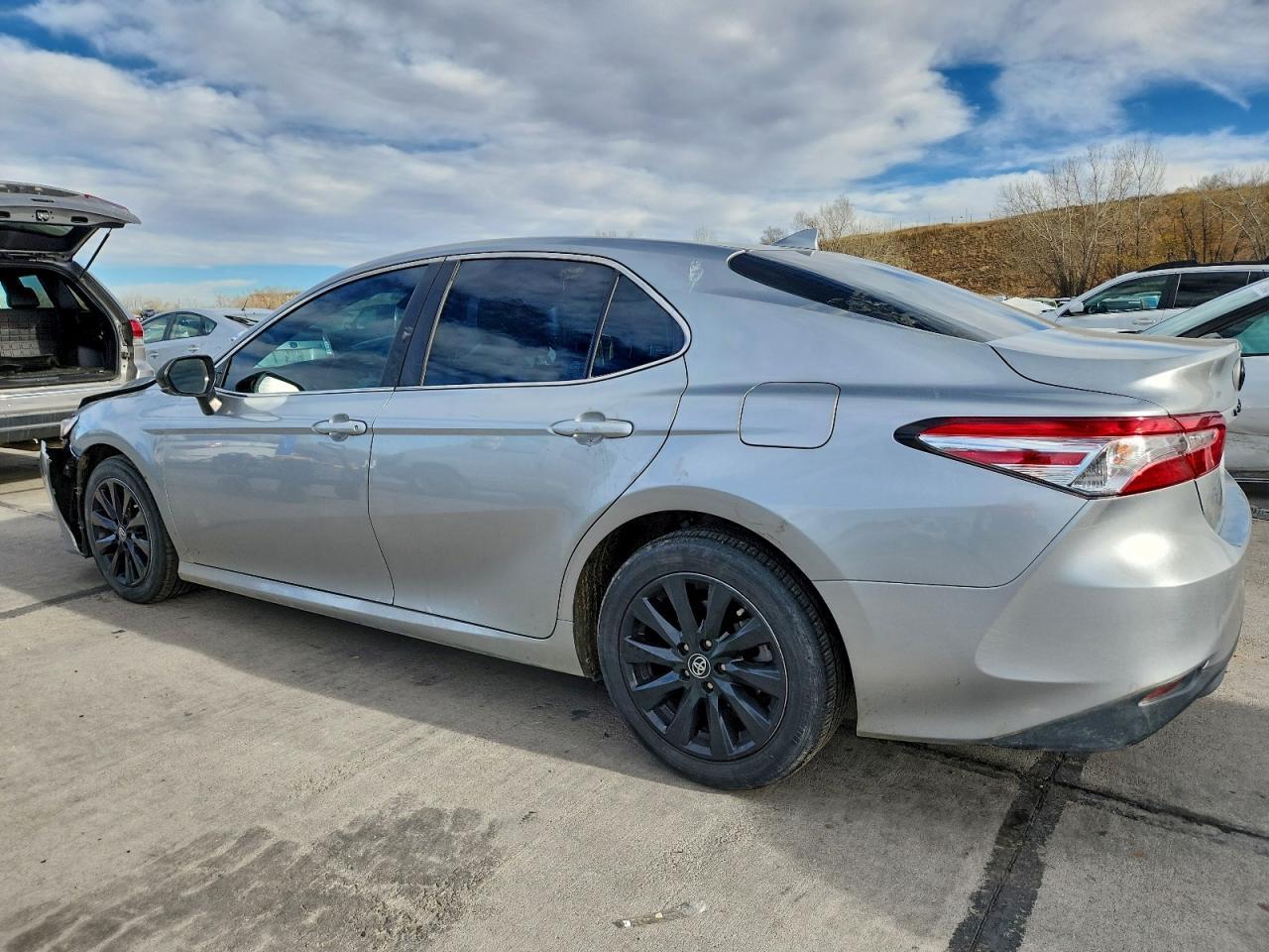 2020 Toyota Camry Le - Фото 2
