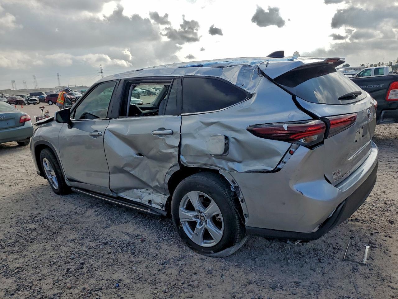 2024 Toyota Highlander Le - Image 2