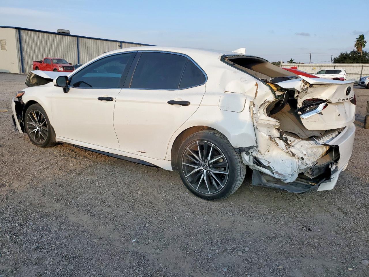 2021 Toyota Camry Se - Фото 2
