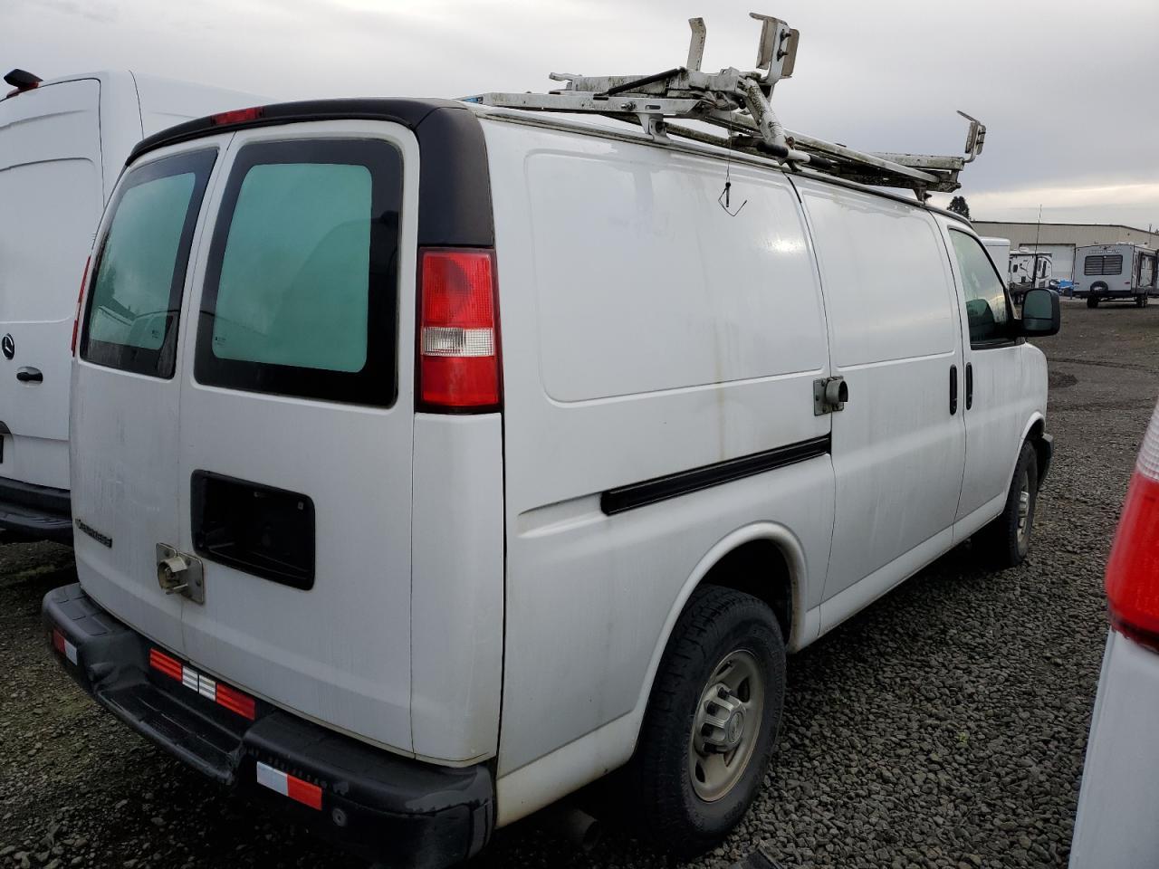 2017 Chevrolet Express - Фото 3