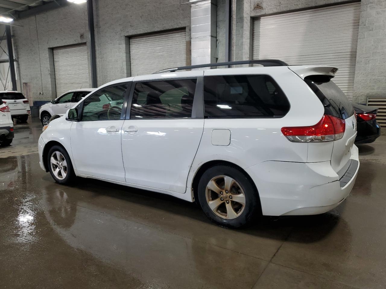 2014 Toyota Sienna Le - Image 2