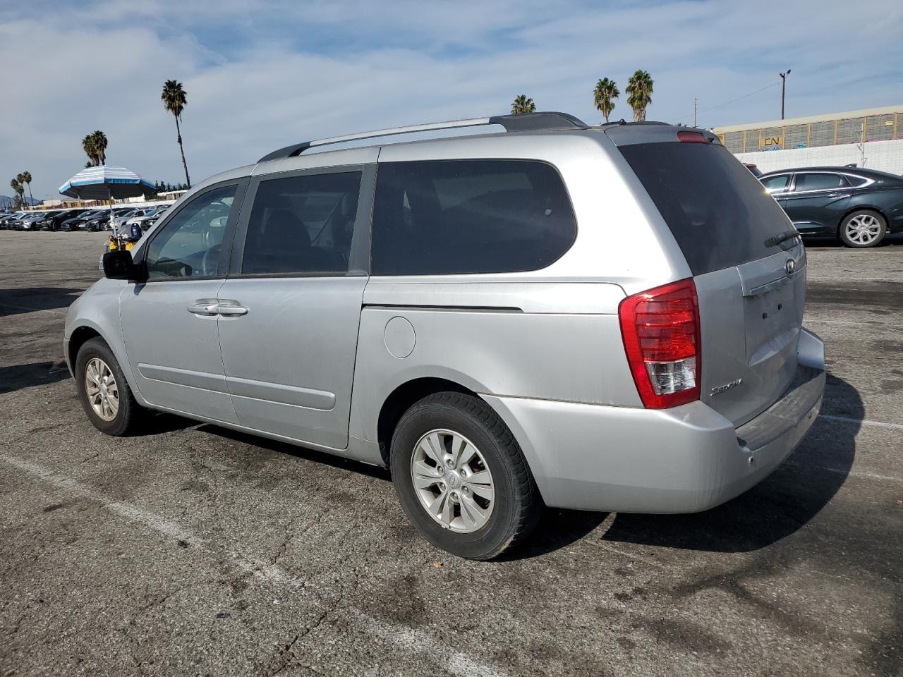 2012 Kia Sedona Lx - Image 2