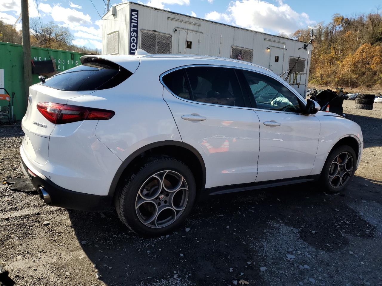 2018 Alfa Romeo Stelvio - Image 3