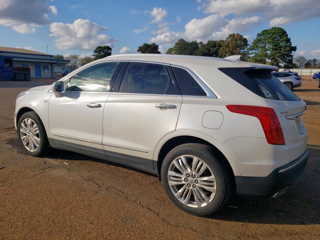 2017 Cadillac Xt5 Premium Luxury - Image 2