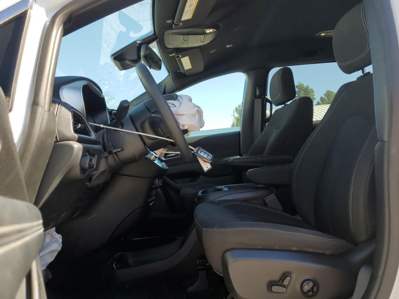 2023 Chrysler Pacifica Touring - Фото 7
