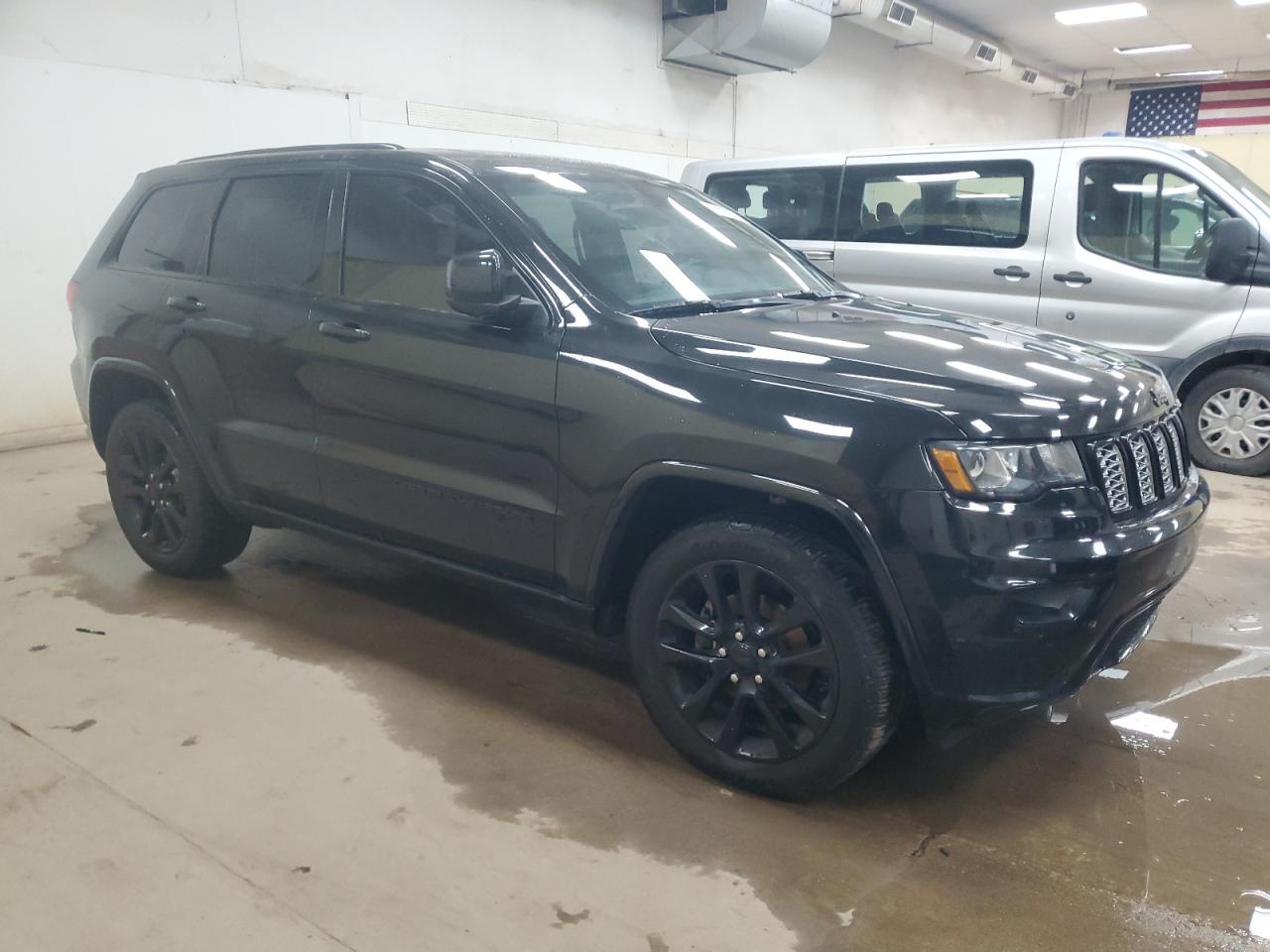 2017 Jeep Grand Cherokee Laredo - Image 4